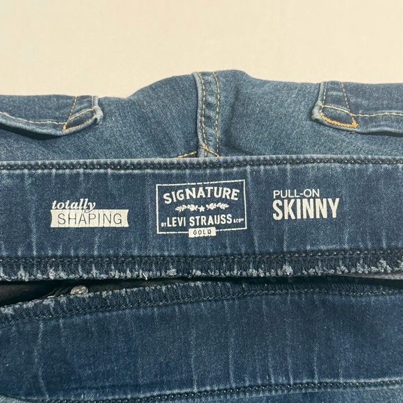 Levi’s Signature Gold Dark Blue Pull On-Skinny Jeans-Mid Rise-Shaping-Size 12L - Picture 6 of 14